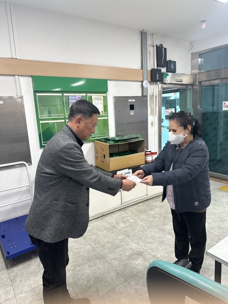 연수구 옥련1동 지역사회보장협의체는 지난 25일 방학 동안 끼니 걱정에 마음을 졸일 아동 가구 15세대에 식료품 교환권 225만 원을 전달했다